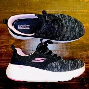 Sketchers Ultra Go Run Sneakers